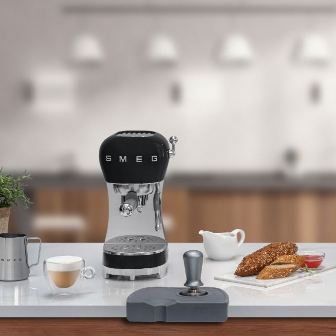 SMEG ECF02PKEU Espresso Coffee Machine (Pink)